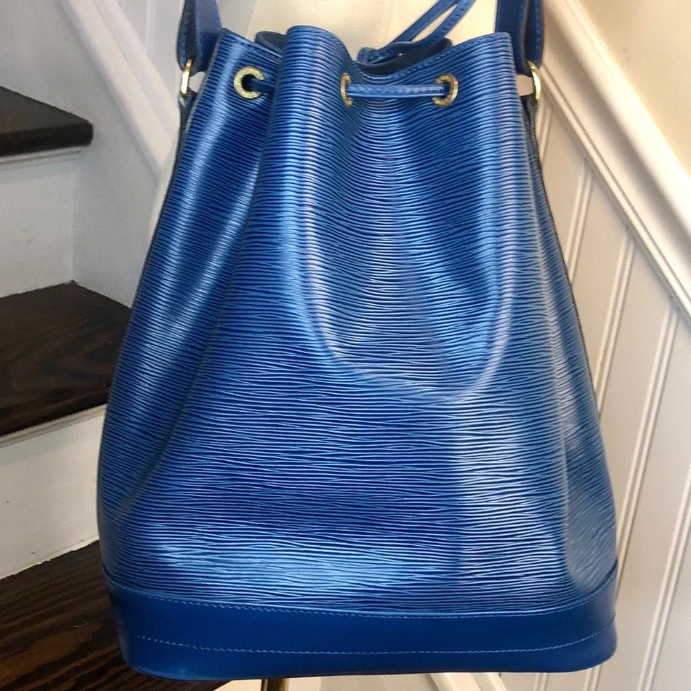 LOUIS VUITTON Epi Leather LV Noe GM Toledo Blue Drawstring Bucket Shoulder Bag